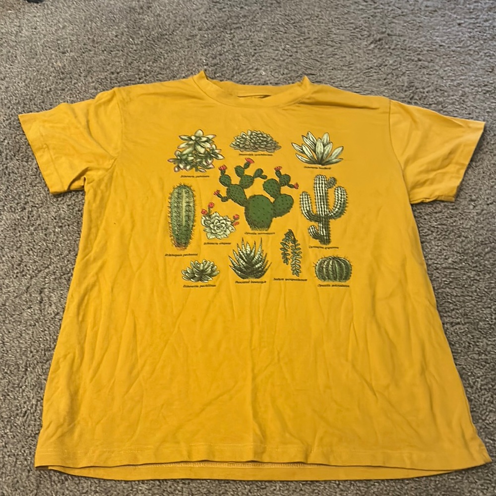 Juniors, small tee shirt yellow